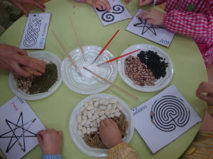 Niños de Sobrada trabajando con las legumbres.